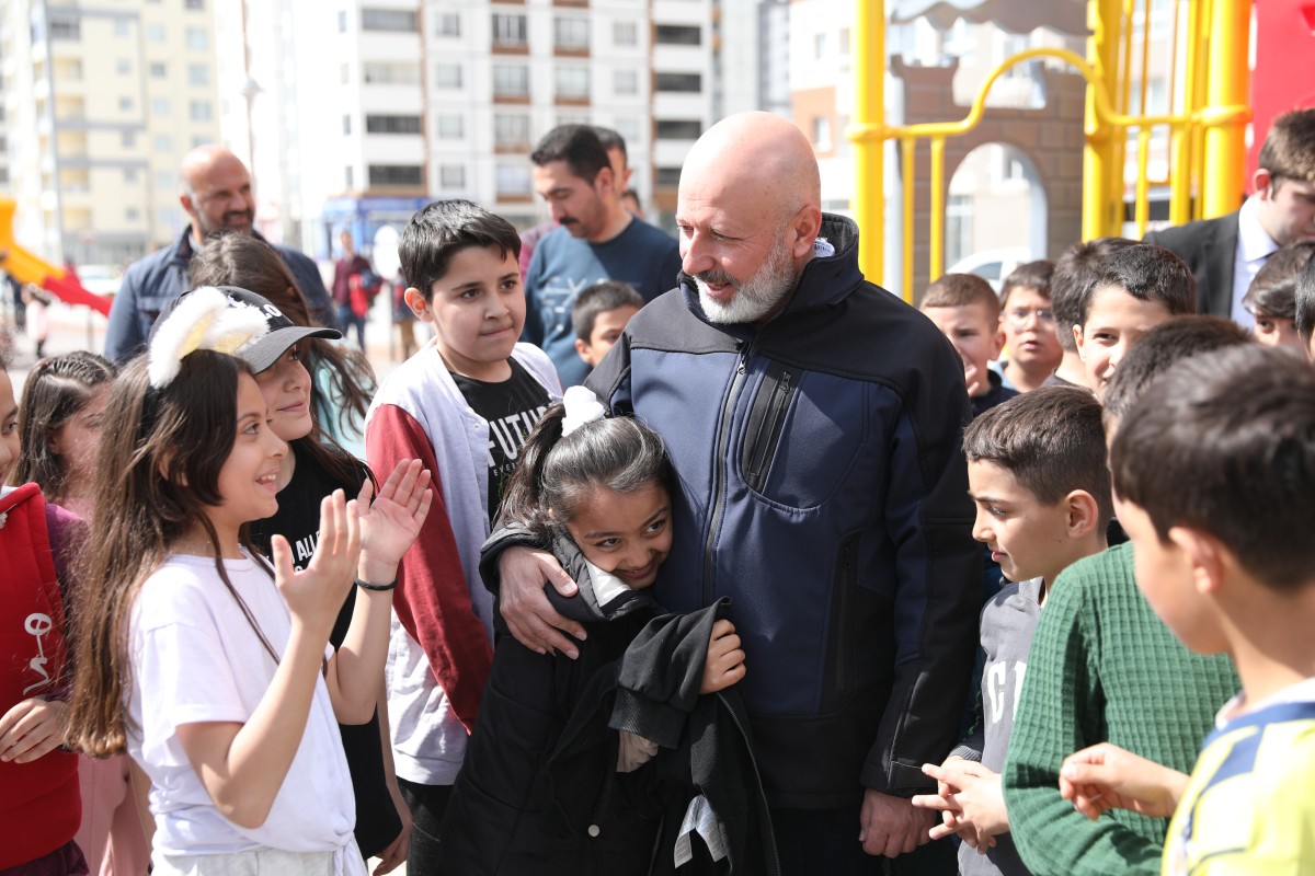 BAŞKAN ÇOLAKBAYRAKDAR’IN ÇOCUK SEVGİSİ, ÇOCUKLARINDA BAŞKAN AMCA SEVGİSİ