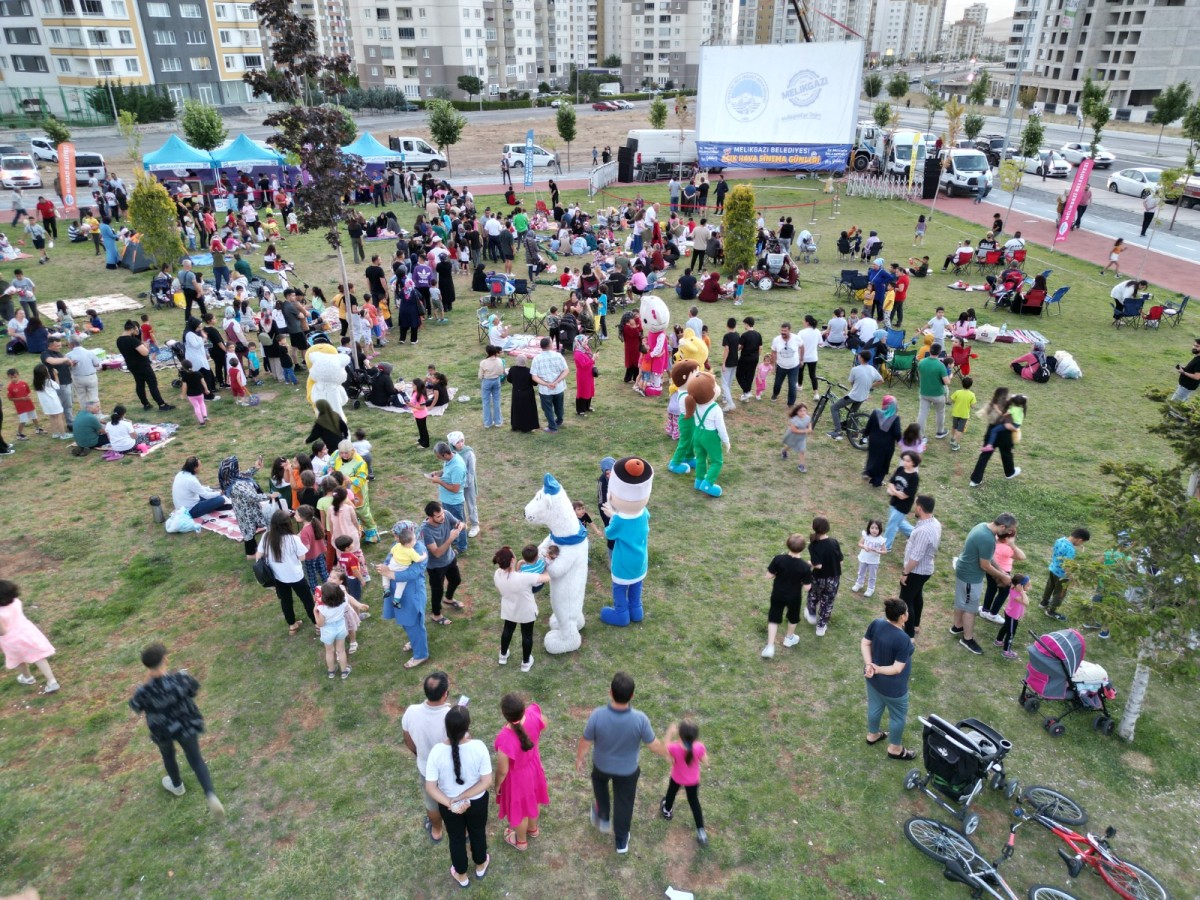 YEŞİLYURT MAHALLESİ’NDEN AÇIK HAVA SİNEMA GÜNLERİ’NE YOĞUN İLGİ